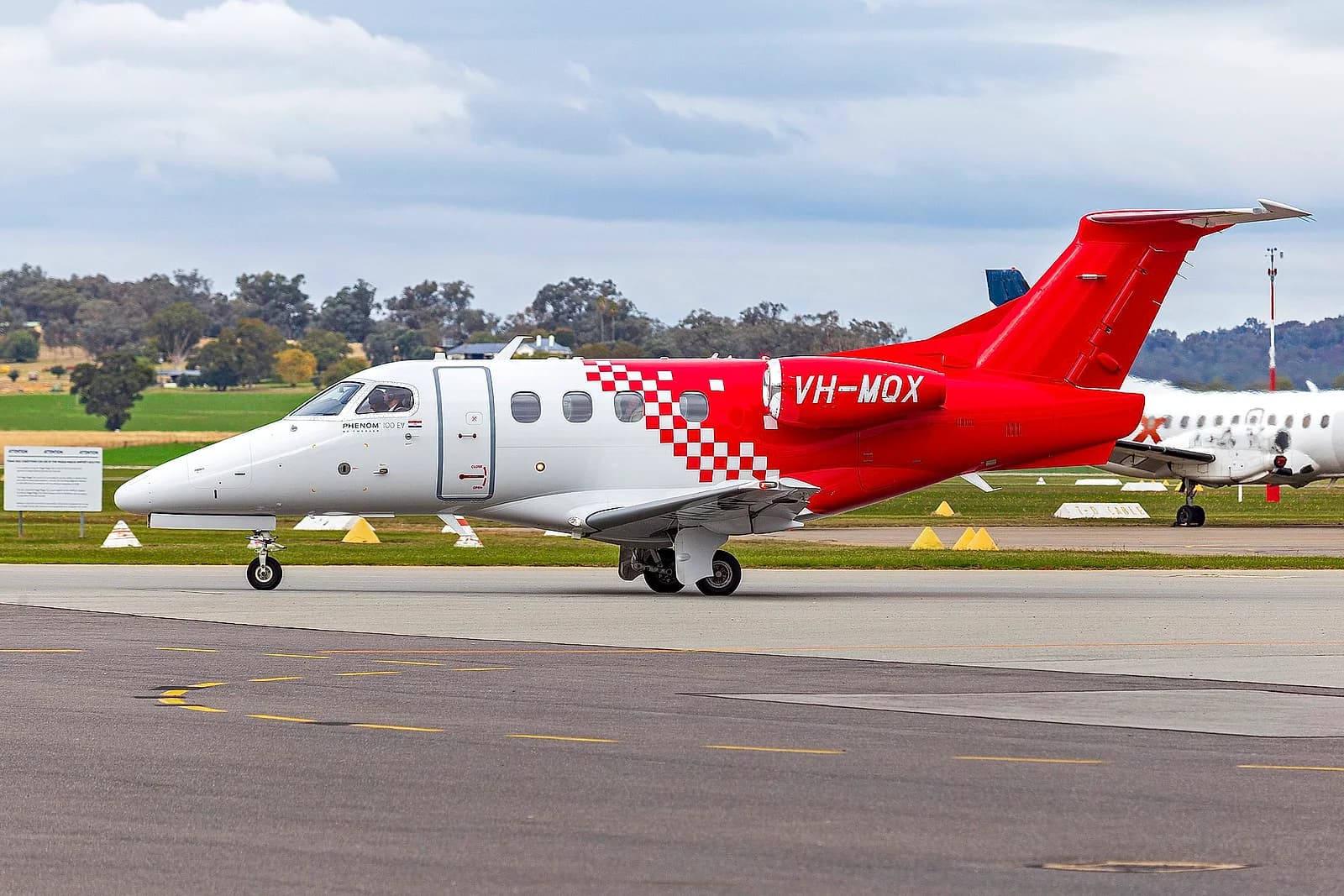 Embraer Phenom 100EV exterior