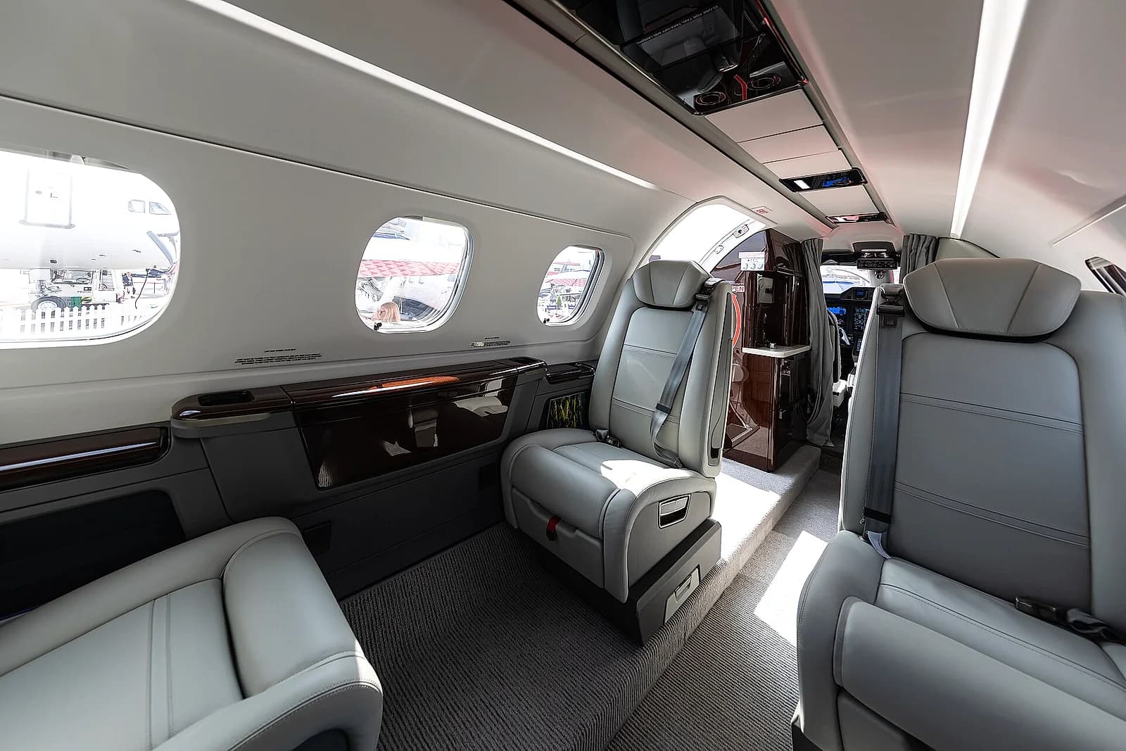 Embraer Phenom 300E exterior
