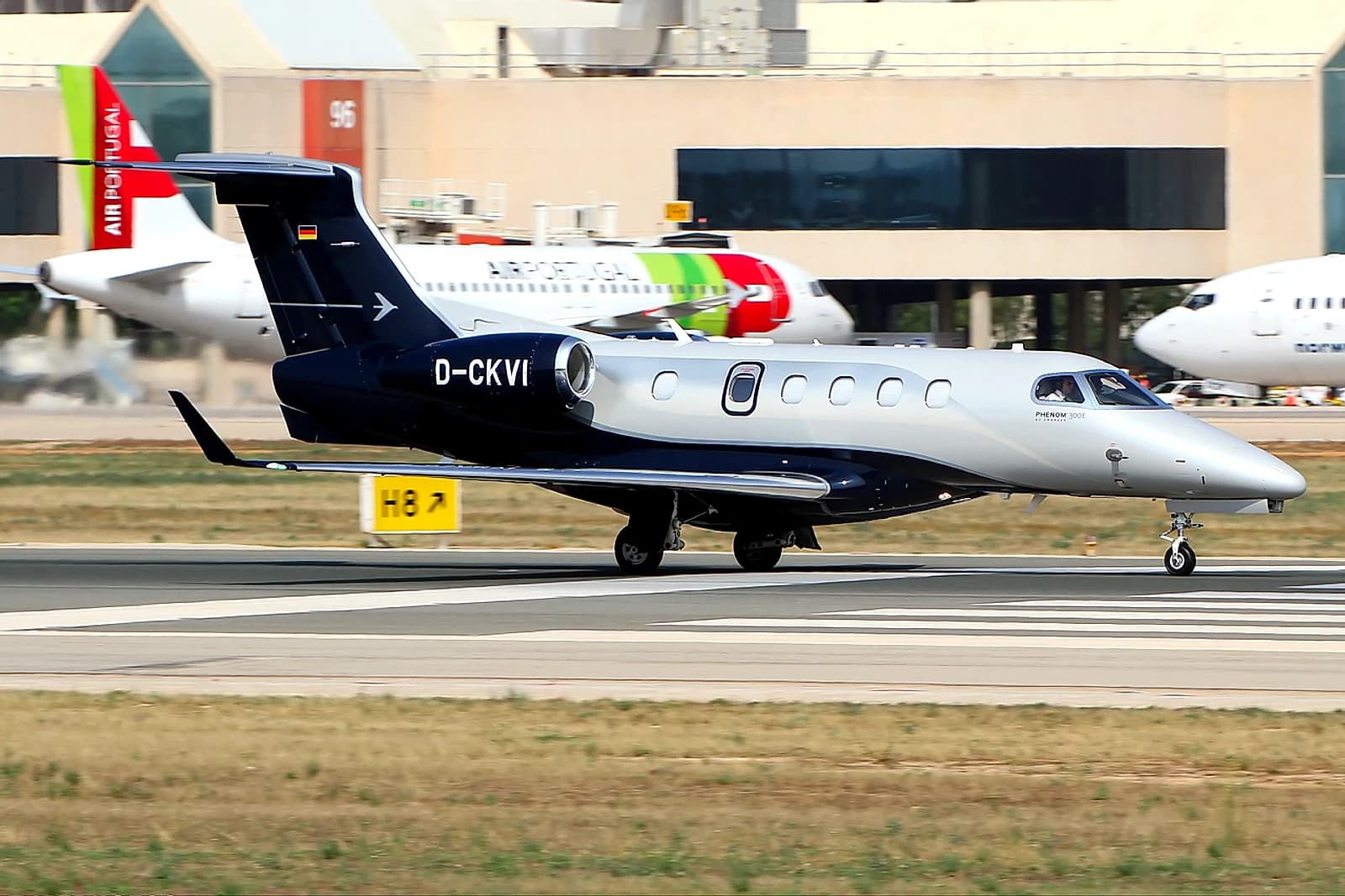 Embraer Phenom 300E exterior
