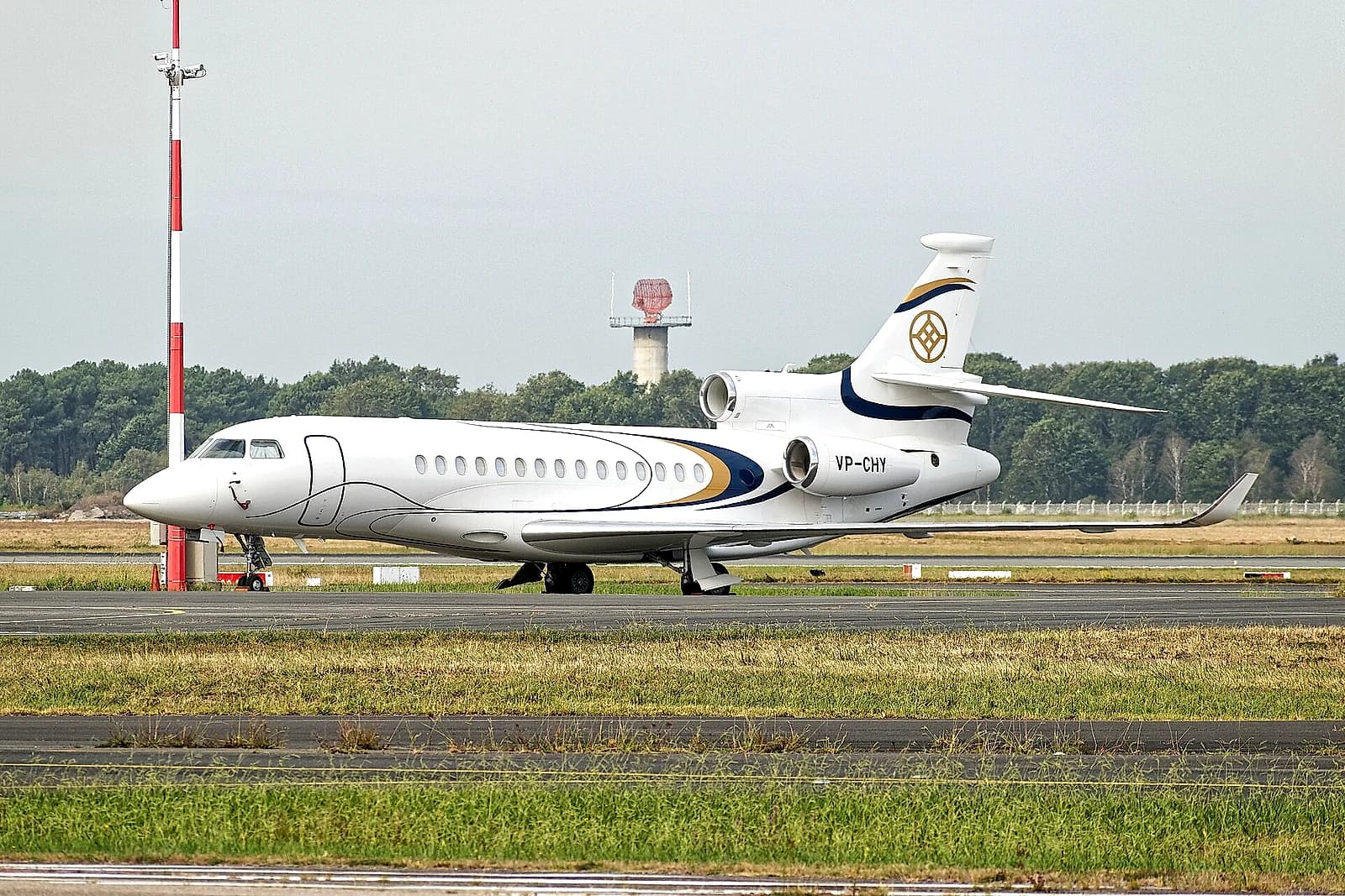 Dassault Falcon 8X exterior