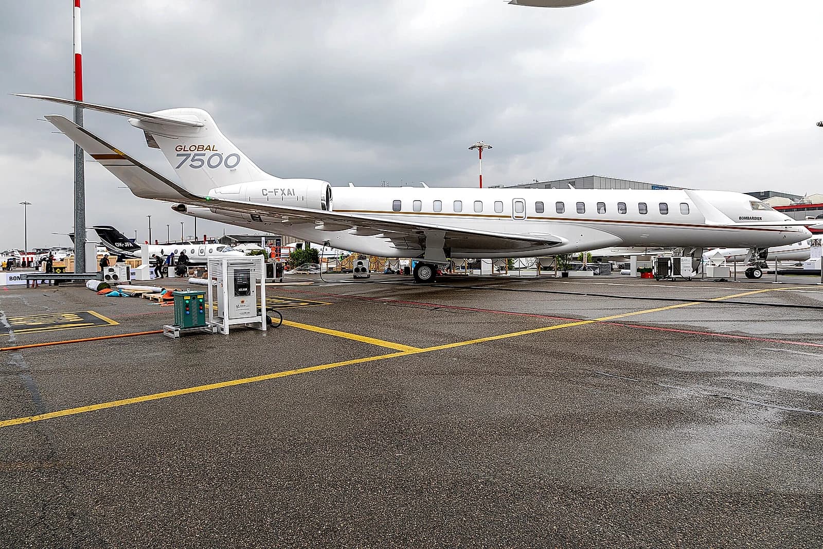 Bombardier Global 8000 exterior