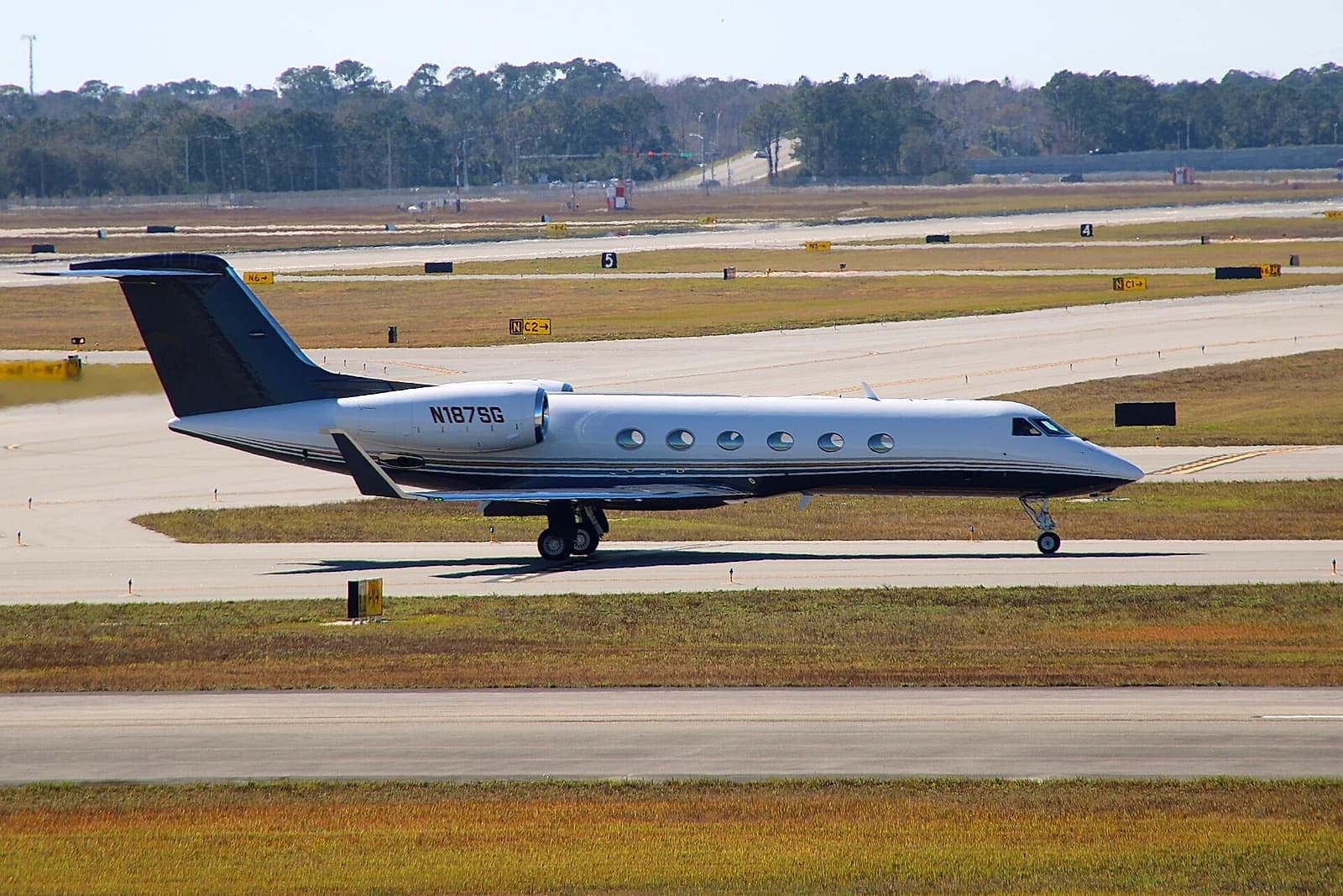 Gulfstream G450 exterior