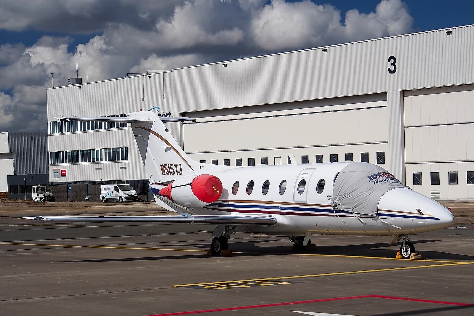 Hawker 400XP exterior